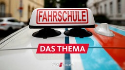 Schild "Fahrschule" auf einem Fahrschul-Auto