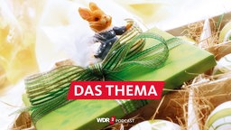 Ein österlich dekoriertes verpacktes Geschenk