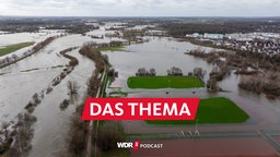 Der Fluss Lippe ist über die Ufer getreten und hat zwei Fußballplätze mit Wasser umspült (Aufnahme mit einer Drohne)