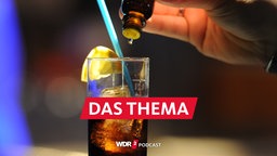 Ein Mann schüttet sogenannte K.o.-Tropfen in ein Glas.