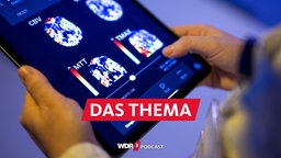 Eine Radiologin betrachtet in einer KI-basierten App auf einem Tablet Gehirnbilder eines Patienten