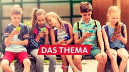 Schüler auf einer Bank mit Smartphones