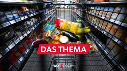 Verschiedene Lebensmittel liegen in einem Supermarkt in einem Einkaufswagen