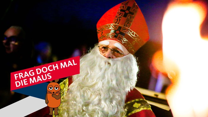 Ein als Nikolaus verkleideter Mann mit weißem Bart und Mitra auf dem Kopf