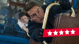 Tom Cruise als Ethan Hunt und Hayley Atwell als Grace in einer Szene des Films "Mission: Impossible 7 - Dead Reckoning Teil Eins"