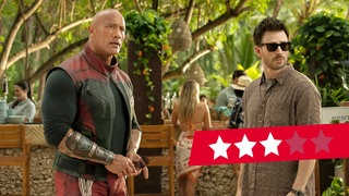 Dwayne Johnson als Callum Drift und Chris Evans als Jack O'Malley in einer Szene des Films "Red One - Alarmstufe Weihnachten"