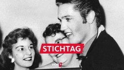 Elvis Presley mit seiner ersten Goldenen Schallplatte für den Titel "Heartbreak Hotel" und weiblichen Fans (1956)