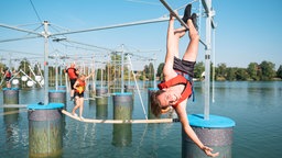 Über dem Wasser klettern im Aqua-Climb in Selm