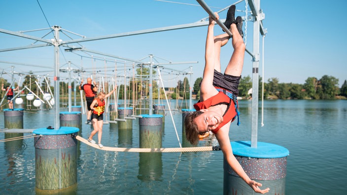 Über dem Wasser klettern im Aqua-Climb in Selm