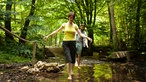 Barfußpfad Bad Wünnenberg -  Pärchen im Wasser