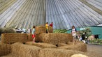Irrland: Erlebnislabyrinth zwischen Bauernhof und Riesenspielplatz