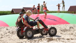 Spielende Kinder beim Landlümmel