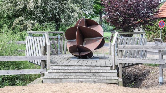  Die Skulptur "Planet, Stahl auf 52 Grad ..." befindet sich in Rahden in Ostwestfalen-Lippe im Stadtteil Preußisch Ströhen