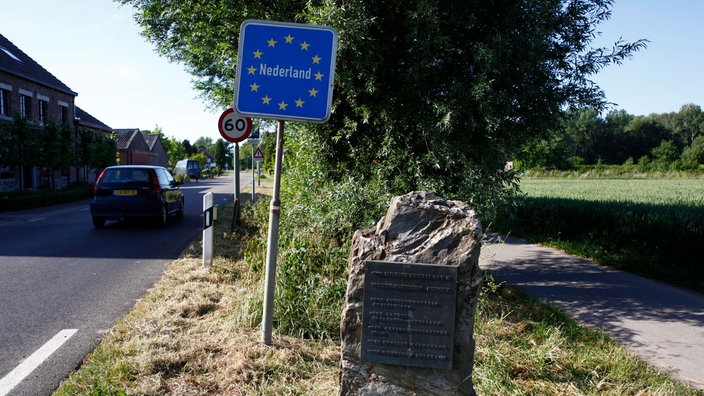 Selfkant - Grenzschild "Nederland" und Grenzstein