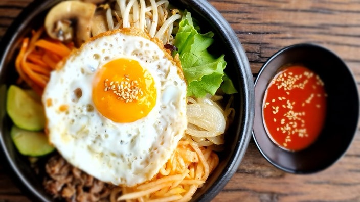 Bibimbap, angerichtet auf einem Teller