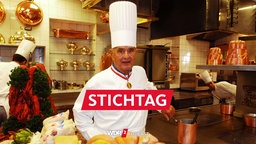 Der Koch Paul Bocuse steht in seiner Küche