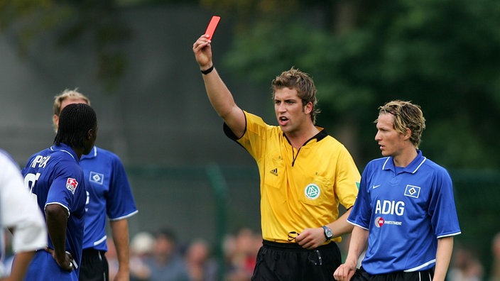 Robert Hoyzer zeigt dem Hamburger Mpenza Rot im DFB-Pokalspiel SC Paderborn - Hamburger SV 