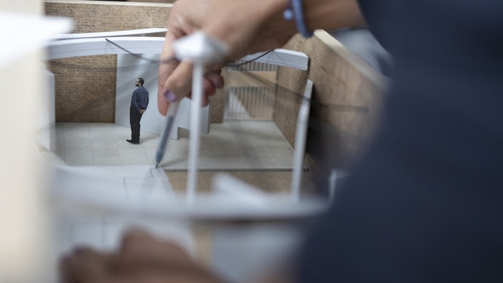 Die Mitglieder des Teams Annexe, die den Schweizer Pavillon für die Architekturbiennale 2025 in Venedig gestalten, diskutieren und entwerfen den Pavillon in einem Atelier.