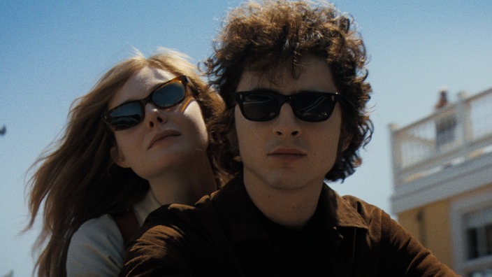 Elle Fanning als Sylvie Russo und Timothée Chalamet als Bob Dylan während der Dreharbeiten zu  "A Complete Unknown"