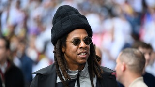  Rapper Jay-Z steht bei der Champions League Borussia Dortmund - Real Madrid im Stadion.