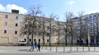 Blick auf eine Seitenfassade der Komischen Oper in Berlin.