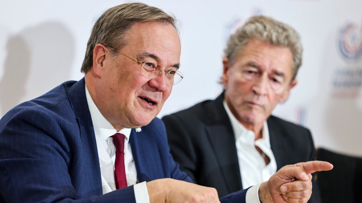 Armin Laschet und Peter Maffay vor der Verleihung der Josef-Neuberger-Medaille 2024 bei einer Pressekonferenz.