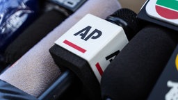 Mikrofon mit der Aufschrift AP (Associated Press)