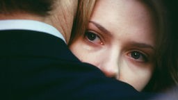 Szene mit Bob Harris (Bill Murrey) und Charlotte (Scarlett Johannson) 2003: Ihn sieht man nur von hinten. Er hat sie im Arm. Sie blickt mit Tränen in den Augen ins Leere.