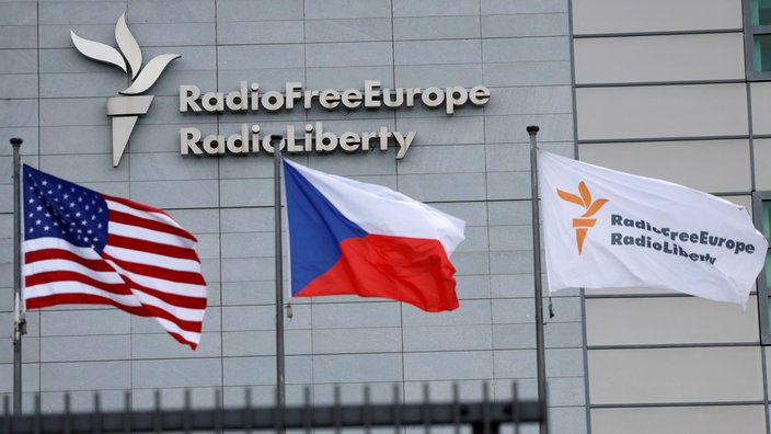 Flaggen vor dem Sitz von Radio Free Europe in Prag am 17.03.2025.