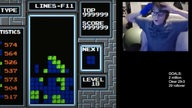 Stanbild aus einem Video, dass Willis Gibson im Splitscreen bei einem Tetris-Spiel zeigt.