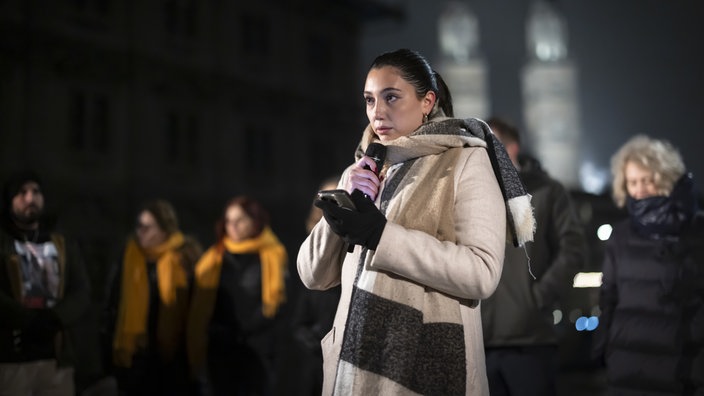 Yuval Raphael, eine Überlebende des Anschlags auf das Nova-Musikfestival, spricht im Januar 2025 bei einer Kundgebung zum Gedenken an die Opfer des Hamas-Anschlags auf der Ratshausbrücke in Zürich.