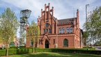 Das Verwaltungsgebäude im Stil der Backsteingotik und Förderturm.