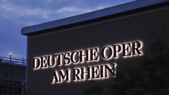 Beleuchteter Schriftzug "Deutsche Oper am Rhein"