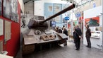 Besucher betrachten einen Sowjetischen Panzer vom Typ T34 im Haus der Geschichte