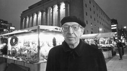 Der amerikanische Komponist (u.a. "Apalachian Spring") und Dirigent Aaron Copland am 11. November 1976 vor dem Stockholmer Konzerthaus.