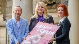 Duisburger Akzente 2025: Festivalkoordinator Clemens Richert mit Kulturdezernentin Linda Wagner (Mitte) und der Leiterin der Kulturbetriebe Petra Schröder.