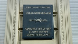 Gedenktafel mit der Beschriftung "Gulag Gedenkraum" In Berlin.