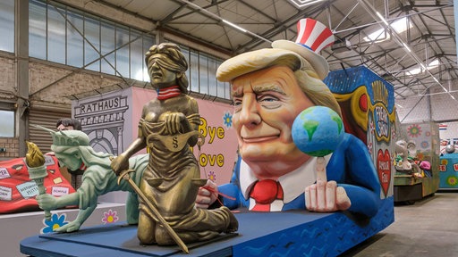 Trump und USA: Mit noch grossen Augen blickt man auf die Freakshow, zu welcher der amtierende US-Praesident laedt: denn er und seine Kumpane zwingen Justitia in die Knie und machen die Freiheitsstatue als Symbol einer grossen Demokratie vor Angst zittern.