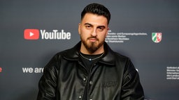 19.11.2024, Nordrhein-Westfalen, Köln: Der Creator Tahsim Durgun (Creator of the Year) kommt zur Verleihung der Videodays Awards. 