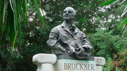 Eine Büste aus Bronze des österreichischen Komponisten Anton Bruckner im Stadtpark in Wien.