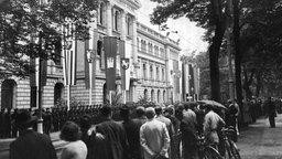 Erste Tagung des parlamentarischen Rates in Bonn im Museum Alexander Koenig in Bonn mit davor angetretener deutscher Polizei waehrend der Auffahrt der Gaeste zum Festakt vor der Eroeffnungssitzung des parlamentarischen Rates.