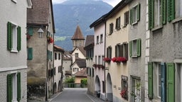 Eine Gasse in einem Alpendorf in der Schweiz