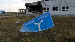 Ein mit Einschusslöchern übersätes Straßenschild an der russisch-ukrainischen Grenze