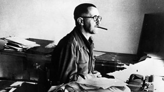 Der Schriftsteller und Regisseur Brecht im Exil in den USA in seinem Arbeitszimmer in Kalifornien im Oktober 1947.