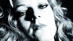 Schwarz-weiß Bild von Cookie Mueller.