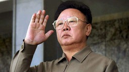 Großaufnahme: Kim Jong Il - verstorbenes Staatsoberhaupt von Nordkoreaorea, Hand zum Gruß erhoben.