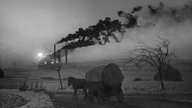 Planwagen wird im Morgengrauen von einem Pferd gezogen, aus dem Jahr 1937.