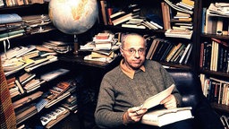 Der polnische Schriftsteller, Essayist und Philosoph Stanislaw Lem, aufgenommen in seiner Bibliothek in Krakau am 16.2.1975.