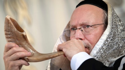 Der damalige Oberrabbiner der Jüdischen Gemeinde in Düsseldorf Raphael Evers bläst am 18.09.2020 in das Schofar.