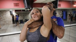 Eine Frau und ein Mann trainieren gemeinsam Krav Maga